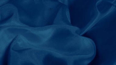 Yumuşak mavi ipek kıvrımlar, pürüzsüz akış şekilleriyle hipnotik bir etki yaratır.