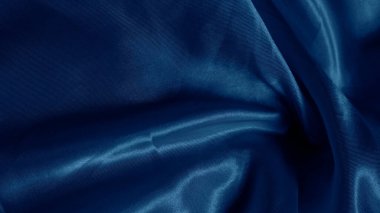 Yumuşak mavi ipek kıvrımlar, pürüzsüz akış şekilleriyle hipnotik bir etki yaratır.