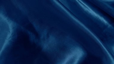 Yumuşak mavi tonlarda, dalgalı ve narin parıltılı rüya gibi ipek dokular.