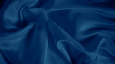 Soyut mavi ipek dalgalar hafif bir parıltıyla ışığı yansıtıyor