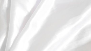 İnce kıvrımlı beyaz ipek, yumuşak ve temiz bir arkaplan oluşturur