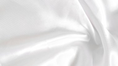 İnce kıvrımlı beyaz ipek, yumuşak ve temiz bir arkaplan oluşturur
