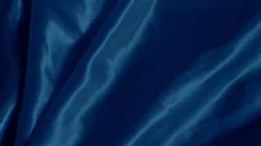 Yumuşak mavi ipek kıvrımlar, pürüzsüz akış şekilleriyle hipnotik bir etki yaratır.