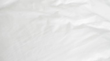 Otel istirahatını, minimalizmi ve günlük sağlığını temsil eden temiz yatak düzeni..