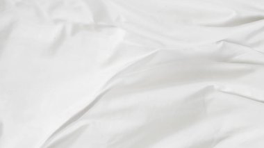 Otel istirahatını, minimalizmi ve günlük sağlığını temsil eden temiz yatak düzeni..