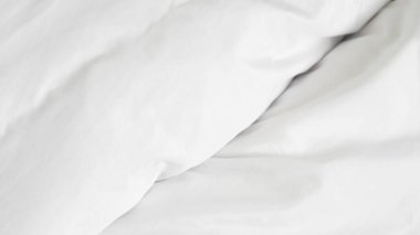 Otel istirahatını, minimalizmi ve günlük sağlığını temsil eden temiz yatak düzeni..