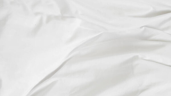 Clean bedding setup representing hotel rest, minimalism and daily wellness.