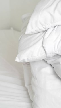 Huzurlu bir uyku için minimum otel odasında yumuşak, nötr çarşaf..