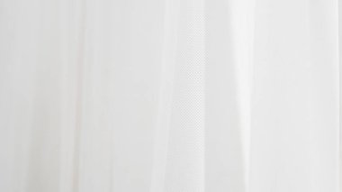 Yumuşak zarif görsel tasarım için hafif beyaz tül kumaş dokusu arkaplanı.