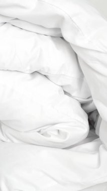 Huzurlu bir uyku için minimum otel odasında yumuşak, nötr çarşaf..