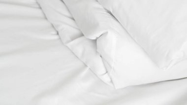 Pahalı otel konforu ve dinlenmesi için temiz beyaz yatak düzgünce katlanmış..