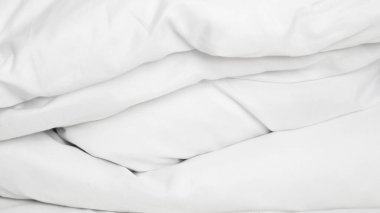 Pahalı otel konforu ve dinlenmesi için temiz beyaz yatak düzgünce katlanmış..