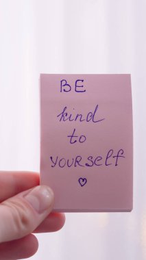 Kadın desteği ve günlük motivasyon için ilham verici pembe metin etiketleri.