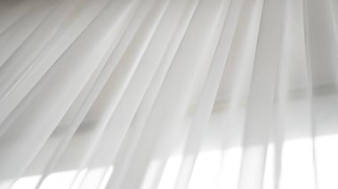 Beyaz ağlı tül arka planı ışık akışı ve hassas modern estetik.