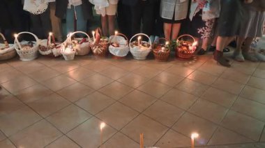 Geleneksel Paskalya yemeği ve mumlar kilise zemininde kutsanmayı bekliyor.