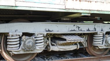 Eski yük treni tekerlekleri ve paslı demiryolu makinelerinin endüstriyel detayları