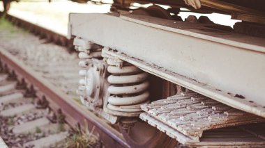 Eski yük treni tekerlekleri ve paslı demiryolu makinelerinin endüstriyel detayları