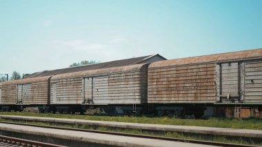 Antika kargo treni paslı dokuları ve endüstriyel arka planıyla yakın plan