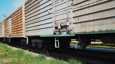 Antika kargo treni paslı dokuları ve endüstriyel arka planıyla yakın plan