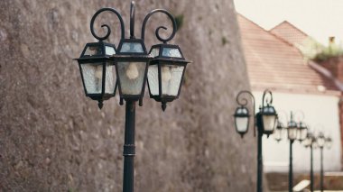 Açık hava antika feneri büyüleyici bir akşam sokağında sıcak ışık sağlıyor.