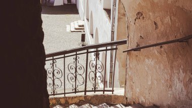 İçinde tarihi bir binanın içinde yürüyen birinin olduğu aşınmış bir merdiven.