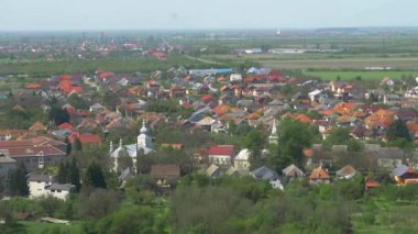 Mukachevo 'nun dağ kasabasındaki kırmızı çatıları ve konforlu evleri.