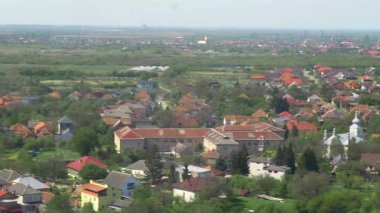 Mukachevo 'nun dağ kasabasındaki kırmızı çatıları ve konforlu evleri.