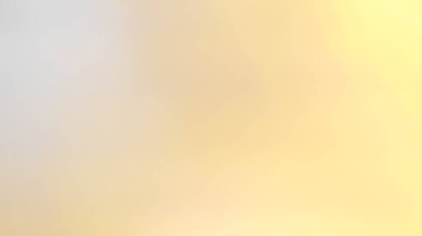 Sinematik ışık ve görsel derinliğe sahip altın kahverengi bokeh arkaplan.