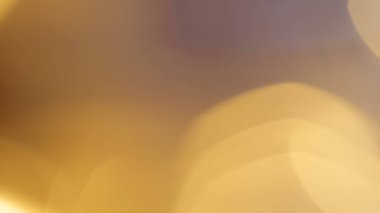 Sinematik ışık ve görsel derinliğe sahip altın kahverengi bokeh arkaplan.