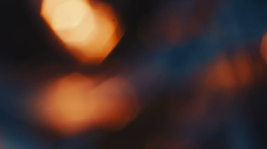 Yumuşak altın parıltı ve kahverengi renk paleti ile sinematik bokeh arkaplan.