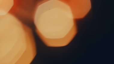 Altın kahverengi tonlu ve rahatlatıcı bulanık tarzlı soyut sinematik bokeh..