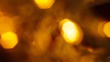 Sinematik ışık ve görsel derinliğe sahip altın kahverengi bokeh arkaplan.