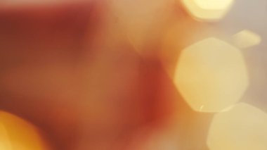 Sıcak sinematik soyut arkaplan, yumuşak kahverengi tonlarda bokeh.