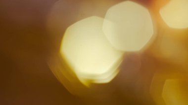 Sinematik ışık ve görsel derinliğe sahip altın kahverengi bokeh arkaplan.