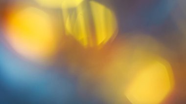 Sinematik ışık ve görsel derinliğe sahip altın kahverengi bokeh arkaplan.
