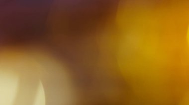 Sinematik ışık ve görsel derinliğe sahip altın kahverengi bokeh arkaplan.