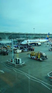Uluslararası havaalanı sahnesi yolcu ve yolcu alımına hazır, ryanair şirketi, Stansted, İngiltere, 12.04.2025.