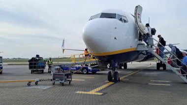 Uluslararası havaalanı sahnesi yolcu ve yolcu alımına hazır, ryanair şirketi, Stansted, İngiltere, 12.04.2025.