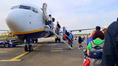 Uluslararası havaalanı sahnesi yolcu ve yolcu alımına hazır, ryanair şirketi, Stansted, İngiltere, 12.04.2025.