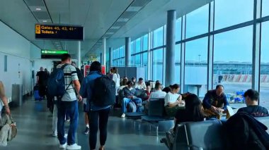 Uluslararası havaalanı sahnesi yolcu ve yolcu alımına hazır, ryanair şirketi, Stansted, İngiltere, 12.04.2025.