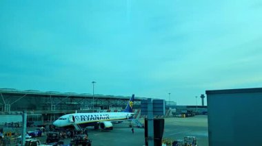 Uluslararası havaalanı sahnesi yolcu ve yolcu alımına hazır, ryanair şirketi, Stansted, İngiltere, 12.04.2025.