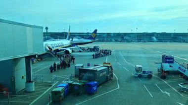 Uluslararası havaalanı sahnesi yolcu ve yolcu alımına hazır, ryanair şirketi, Stansted, İngiltere, 12.04.2025.