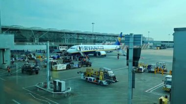 Uluslararası havaalanı sahnesi yolcu ve yolcu alımına hazır, ryanair şirketi, Stansted, İngiltere, 12.04.2025.