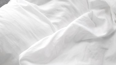 Temiz beyaz çarşaf arka planı ve gün ışığında tekstil dokusu.