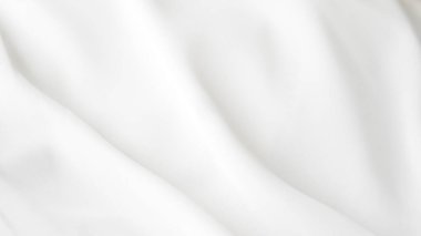 Üst düzey ürün görsel kavramları için beyaz ipek temiz kompozisyonda katlanır.