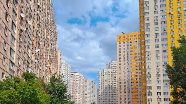 Birden fazla katı ve kliması olan renkli apartmanlar..