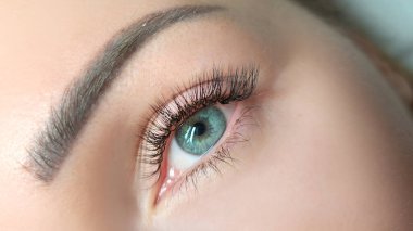 Kirpik uzatmalı kadın gözünü kapat, kirpik uzatma prosedürü. 2d hacim, 3d hacim, klasik kirpikler, Rus hacmi, mega hacim, yeni set..
