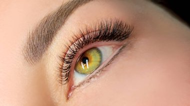 Kirpik uzatmalı kadın gözünü kapat, kirpik uzatma prosedürü. 2d hacim, 3d hacim, klasik kirpikler, Rus hacmi, mega hacim, yeni set..