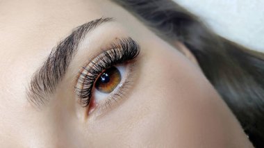 Kirpik uzatmalı kadın gözünü kapat, kirpik uzatma prosedürü. 2d hacim, 3d hacim, klasik kirpikler, Rus hacmi, mega hacim, yeni set..