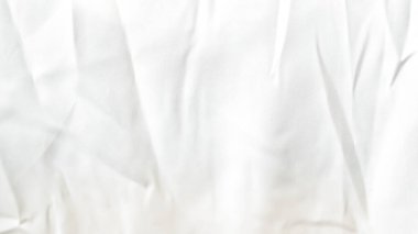 Lüks katları ve akışkan şekilleri olan parlak beyaz ipek bir arka plan..